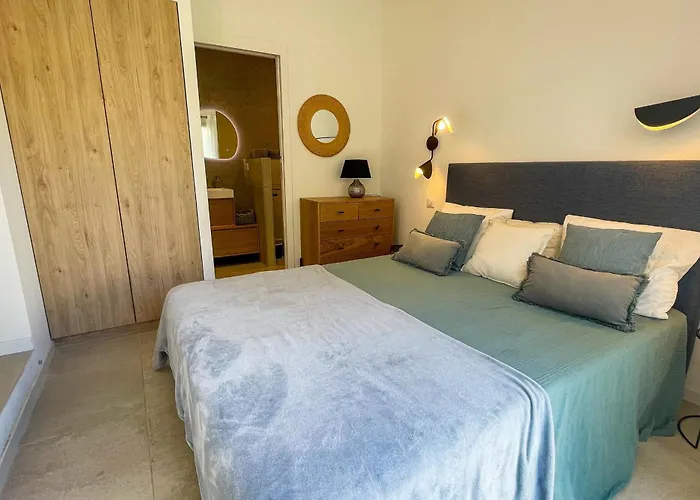 Villa San Ciprianu Mare Di Lecci